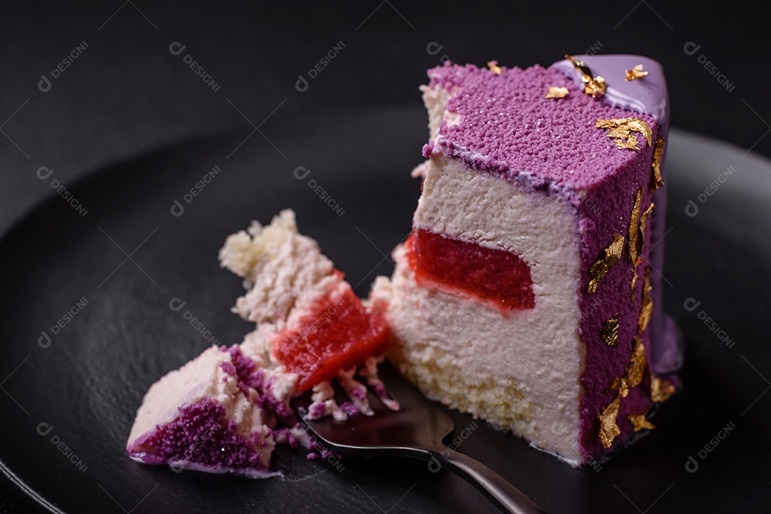 Delicioso bolo de mousse doce fresco com recheio de frutas vermelhas coberto com cobertura de veludo rosa sobre fundo escuro de concreto