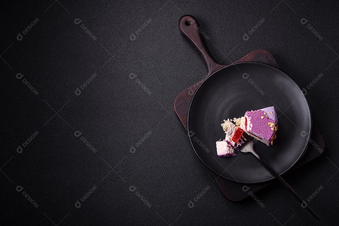 Delicioso bolo de mousse doce fresco com recheio de frutas vermelhas coberto com cobertura de veludo rosa sobre fundo escuro de concreto