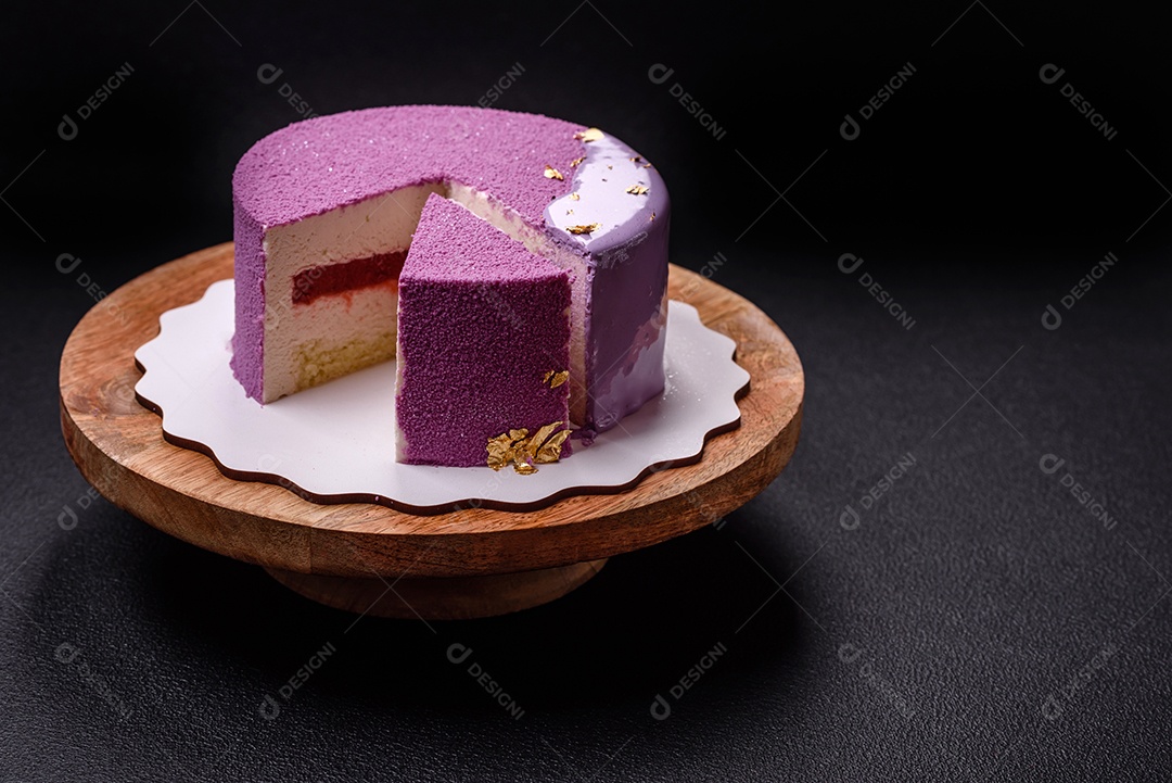 Delicioso bolo de mousse doce fresco com recheio de frutas vermelhas coberto com cobertura de veludo rosa sobre fundo escuro de concreto
