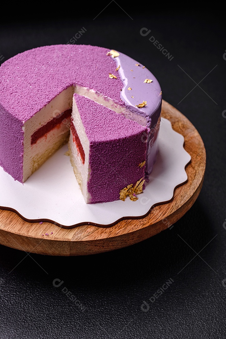 Delicioso bolo de mousse doce fresco com recheio de frutas vermelhas coberto com cobertura de veludo rosa sobre fundo escuro de concreto