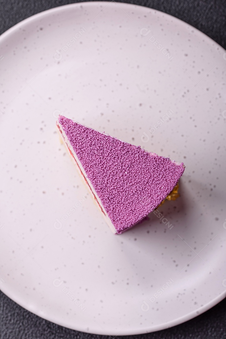 Delicioso bolo de mousse doce fresco com recheio de frutas vermelhas coberto com cobertura de veludo rosa sobre fundo escuro de concreto