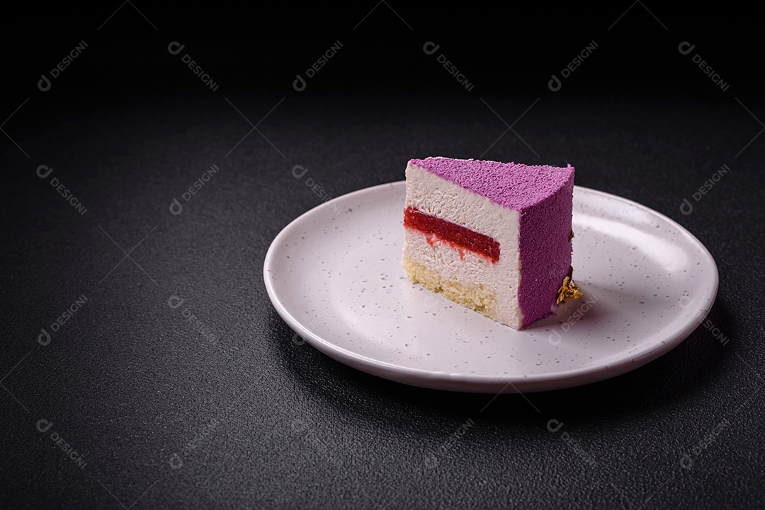 Delicioso bolo de mousse doce fresco com recheio de frutas vermelhas coberto com cobertura de veludo rosa sobre fundo escuro de concreto