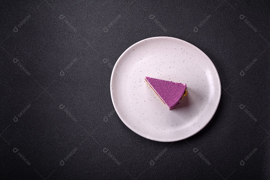 Delicioso bolo de mousse doce fresco com recheio de frutas vermelhas coberto com cobertura de veludo rosa sobre fundo escuro de concreto