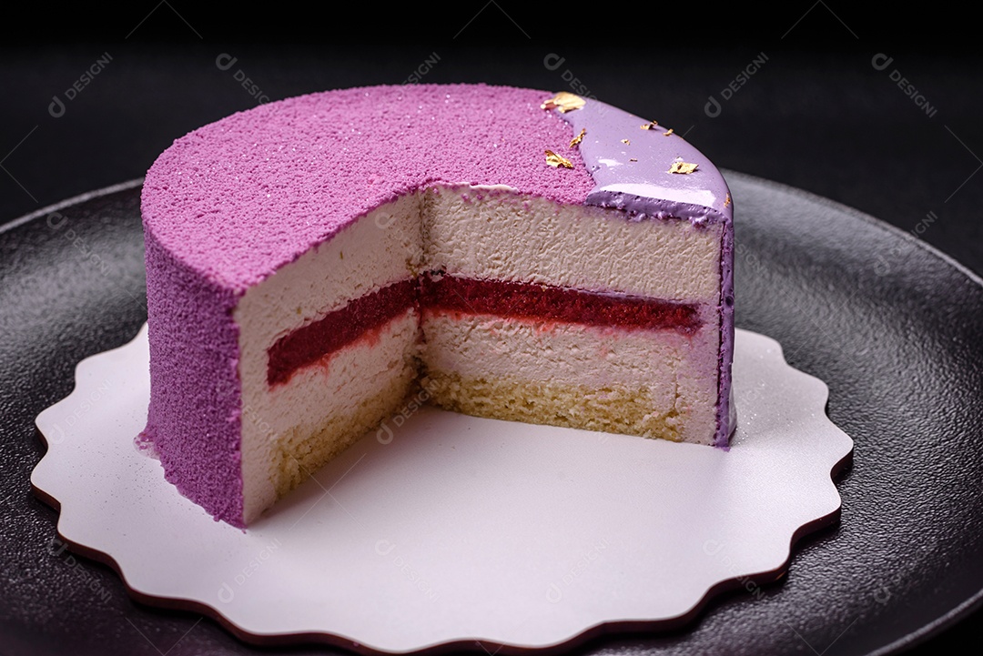 Delicioso bolo de mousse doce fresco com recheio de frutas vermelhas coberto com cobertura de veludo rosa sobre fundo escuro de concreto