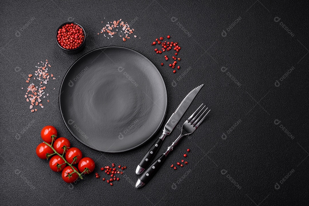 Placa preta vazia sobre fundo de pedra escura