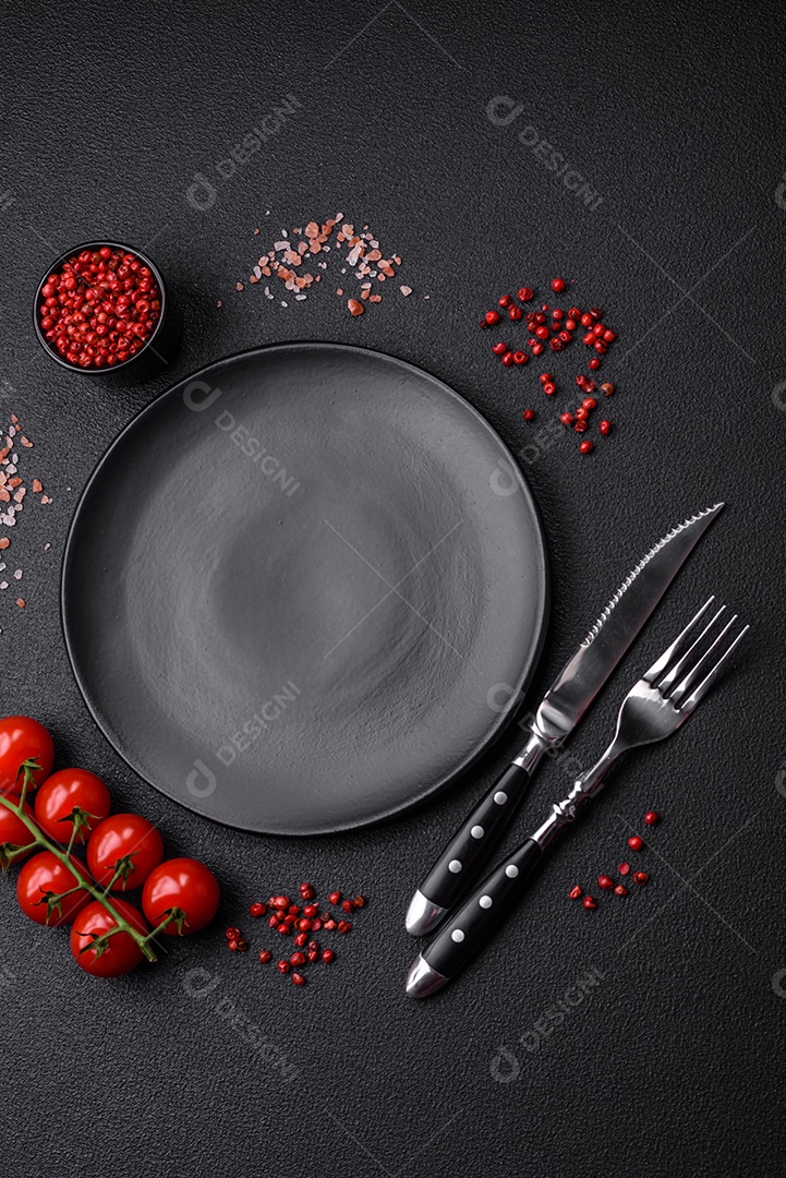 Placa preta vazia sobre fundo de pedra escura