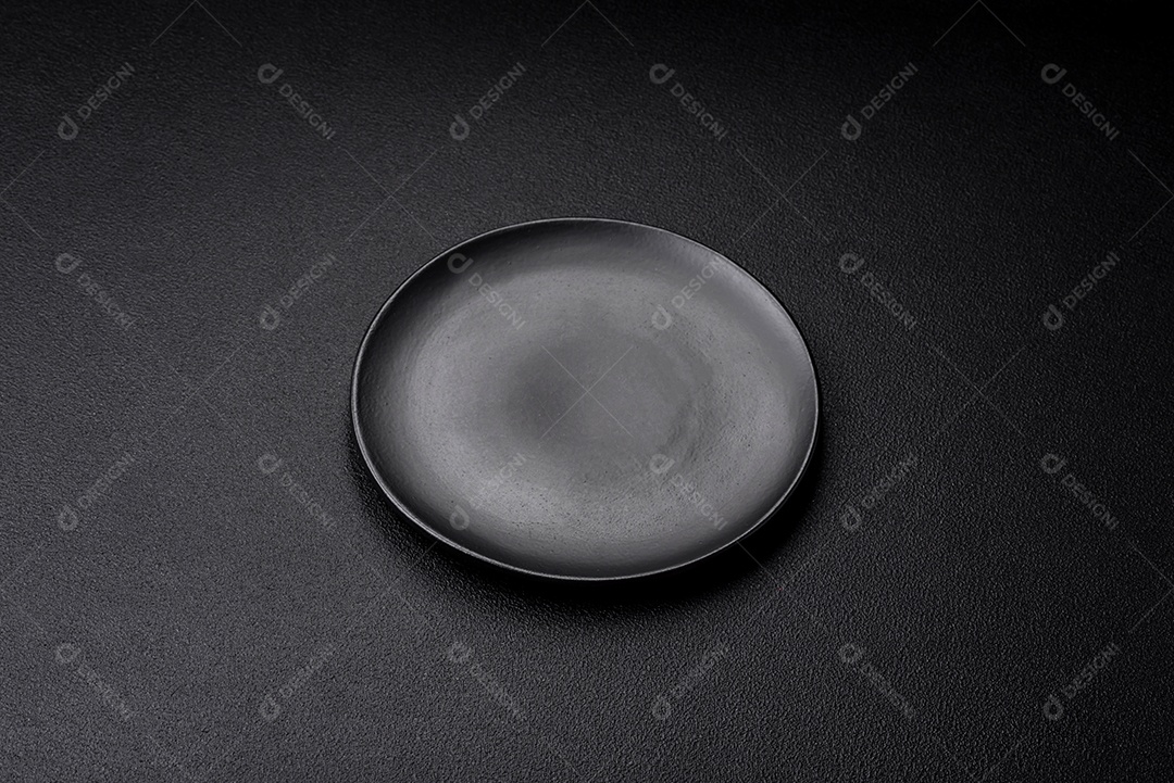 Placa preta vazia sobre fundo de pedra escura