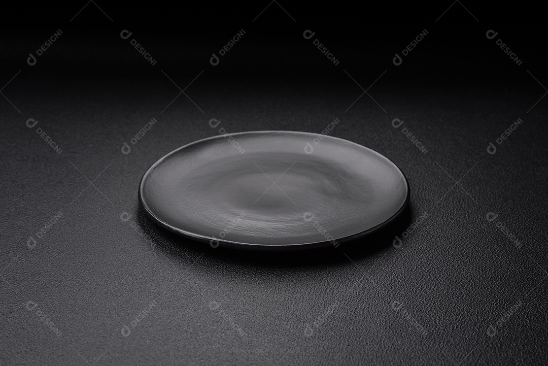 Placa preta vazia sobre fundo de pedra escura