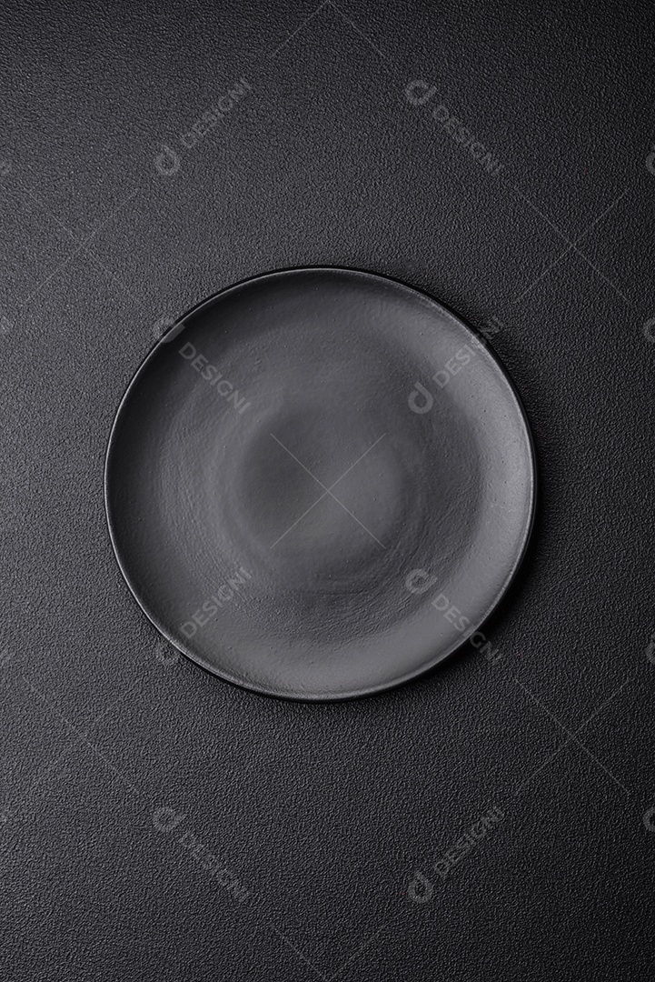 Placa preta vazia sobre fundo de pedra escura