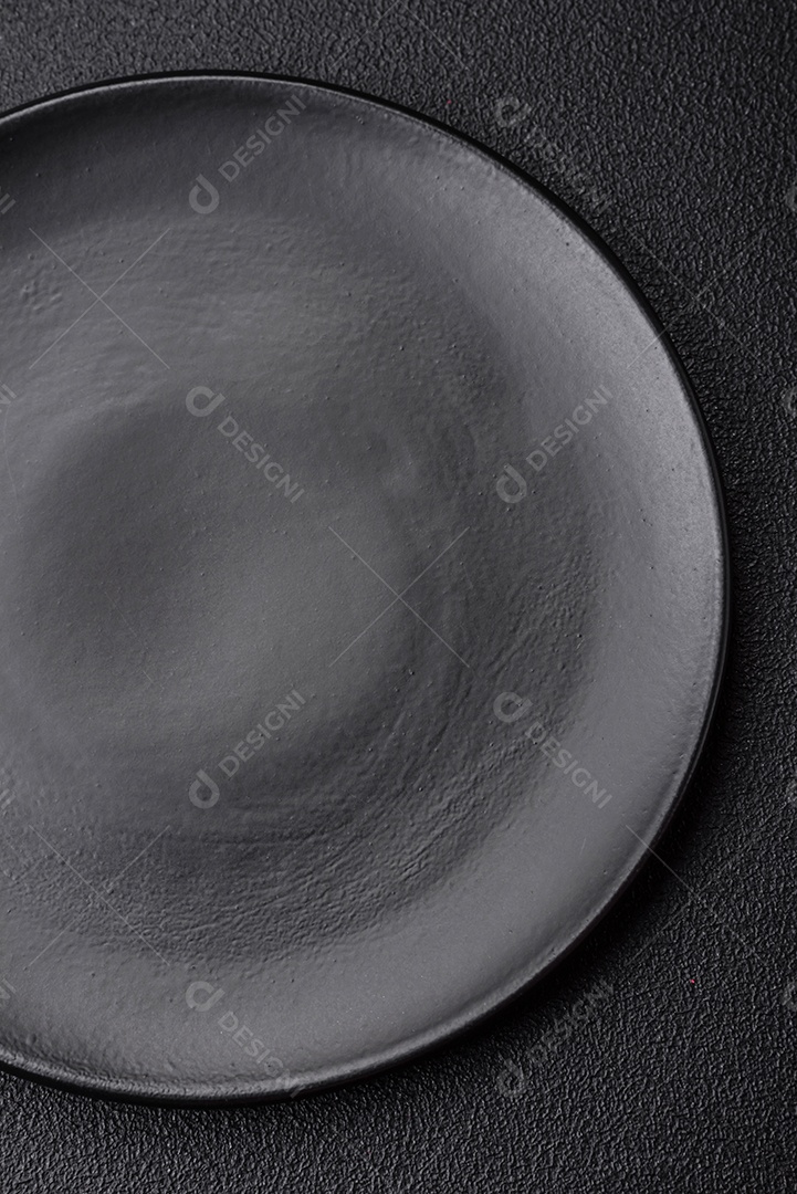 Placa preta vazia sobre fundo de pedra escura