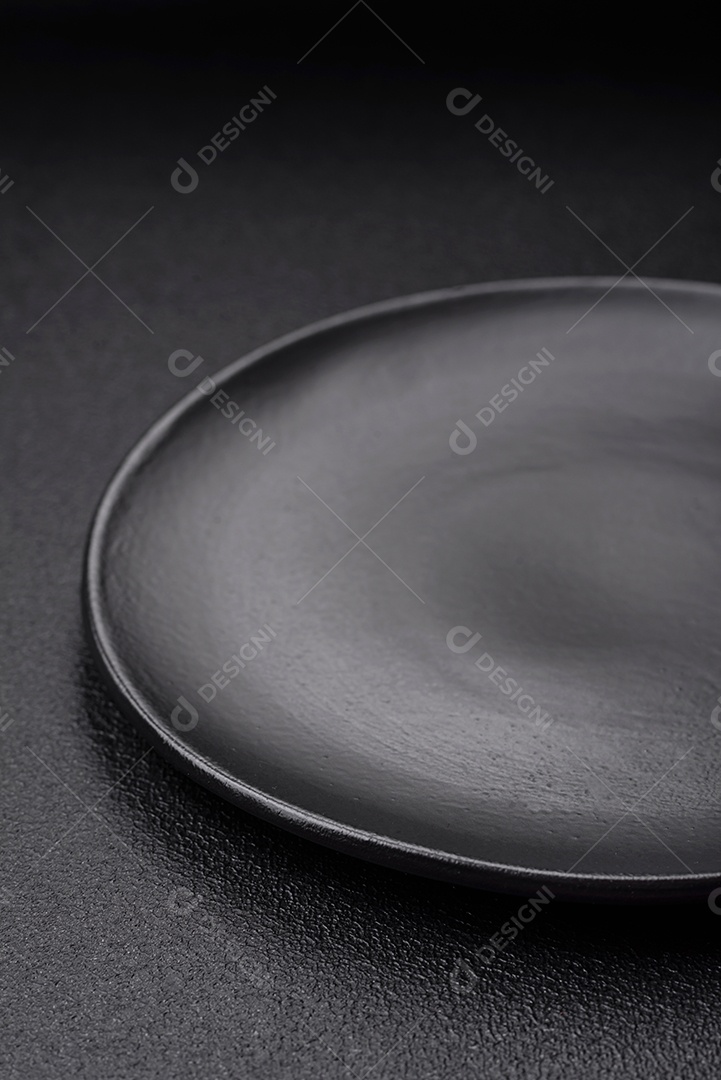 Placa preta vazia sobre fundo de pedra escura