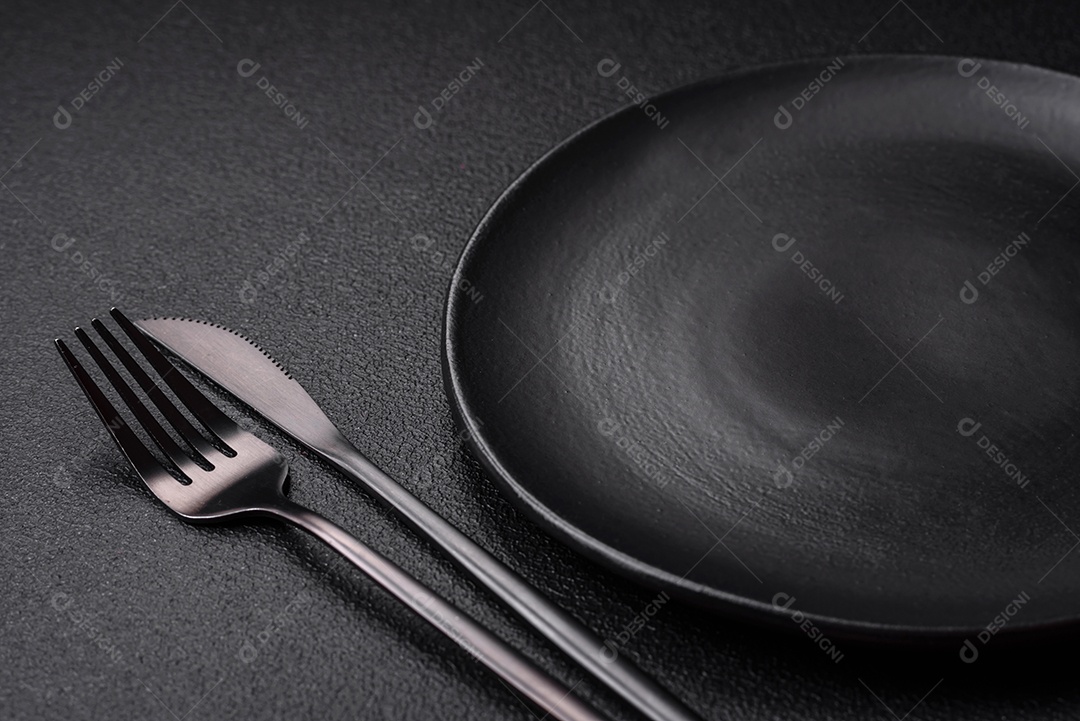 Placa preta vazia sobre fundo de pedra escura