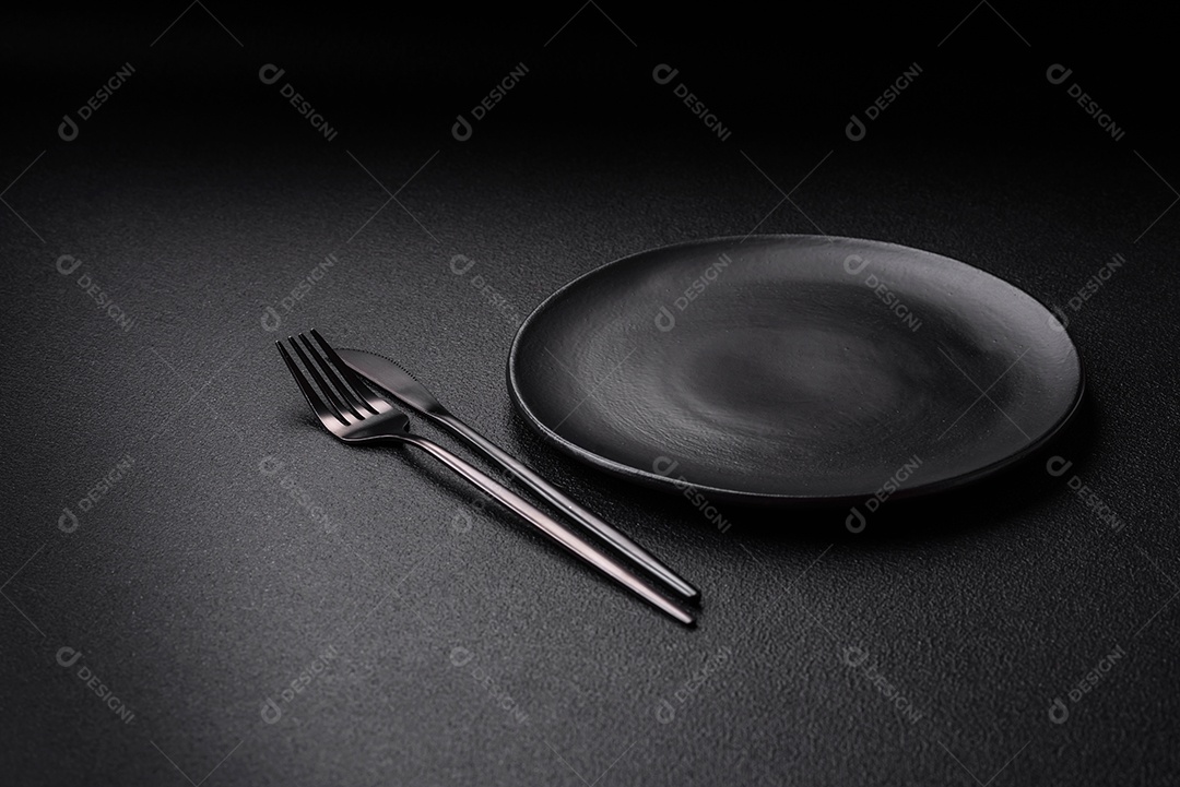 Placa preta vazia sobre fundo de pedra escura