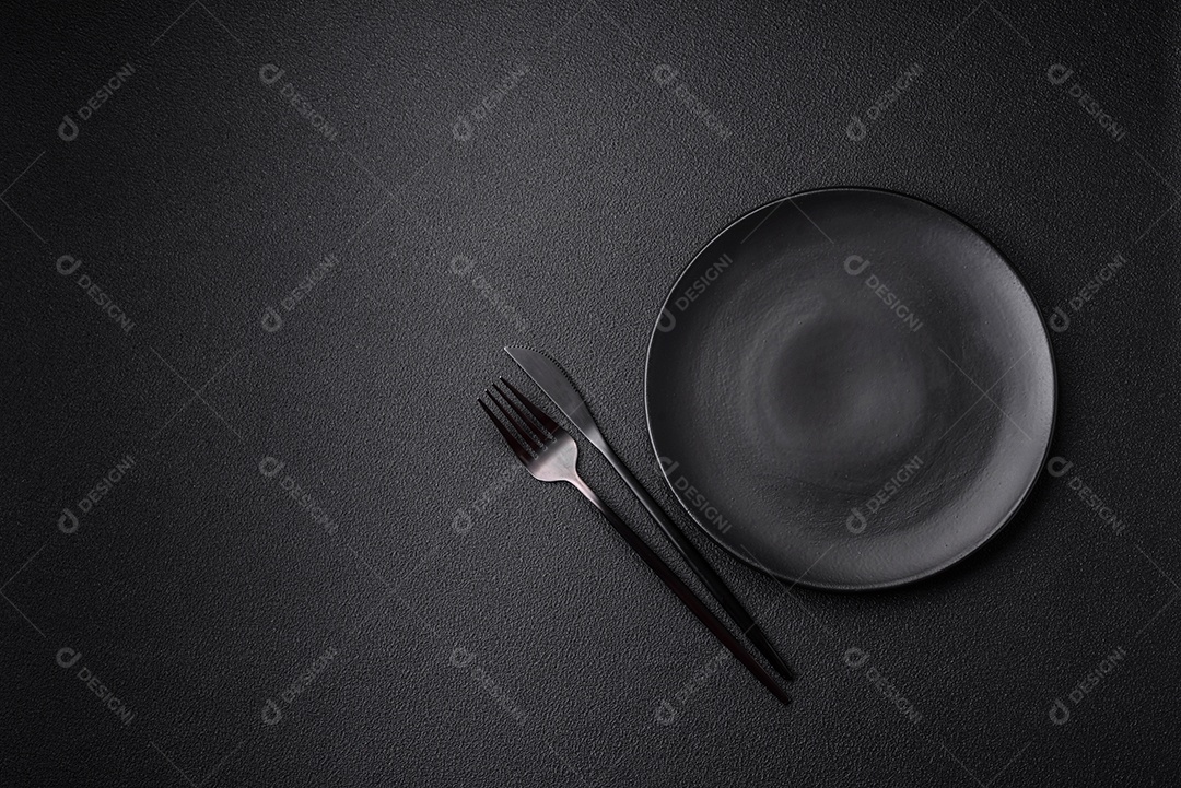 Placa preta vazia sobre fundo de pedra escura