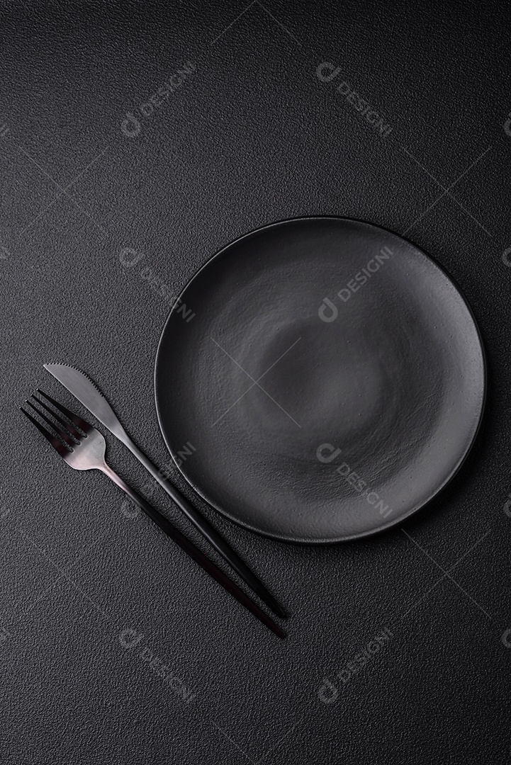 Placa preta vazia sobre fundo de pedra escura