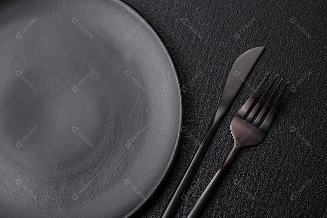 Placa preta vazia sobre fundo de pedra escura