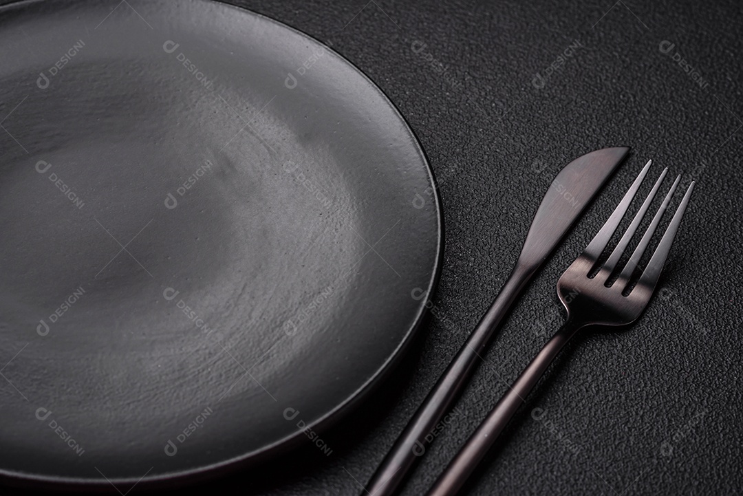 Placa preta vazia sobre fundo de pedra escura