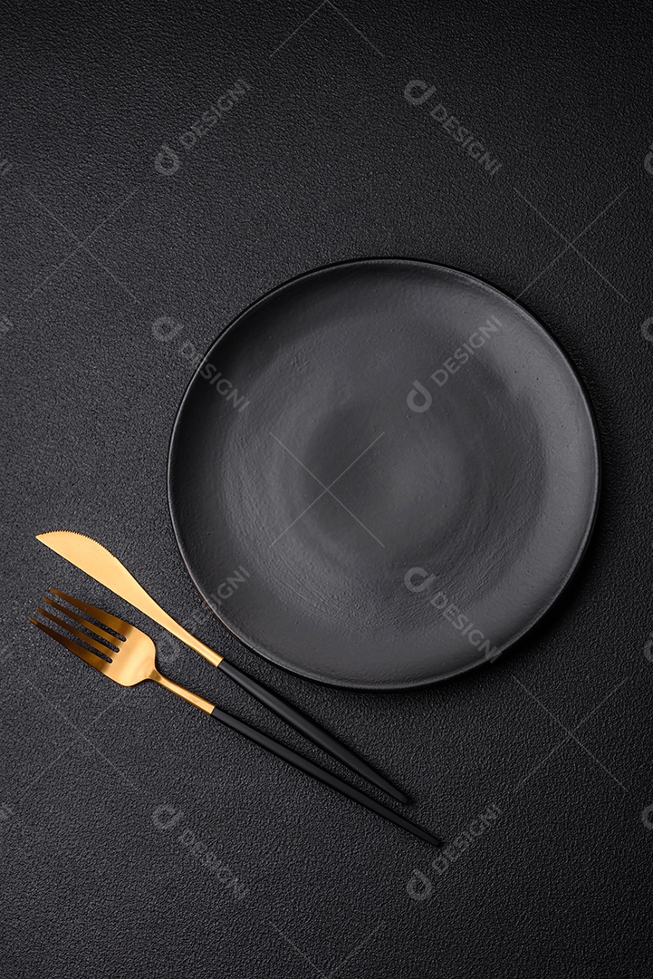 Placa preta vazia sobre fundo de pedra escura