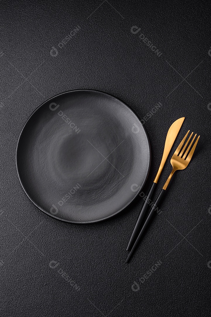 Placa preta vazia sobre fundo de pedra escura