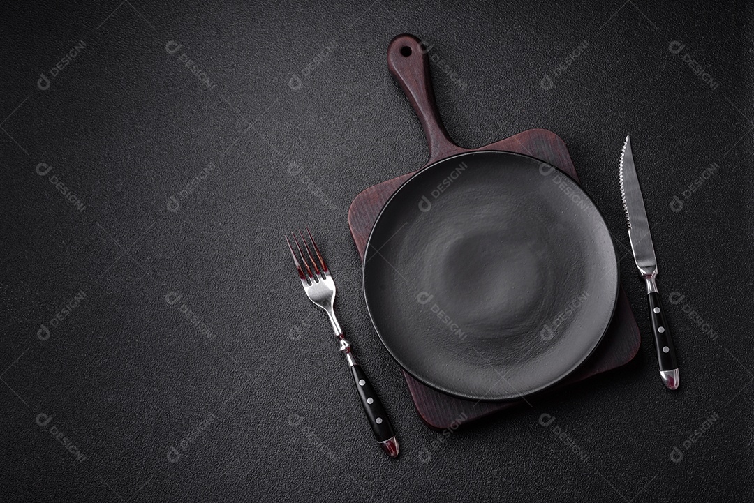 Placa preta vazia sobre fundo de pedra escura