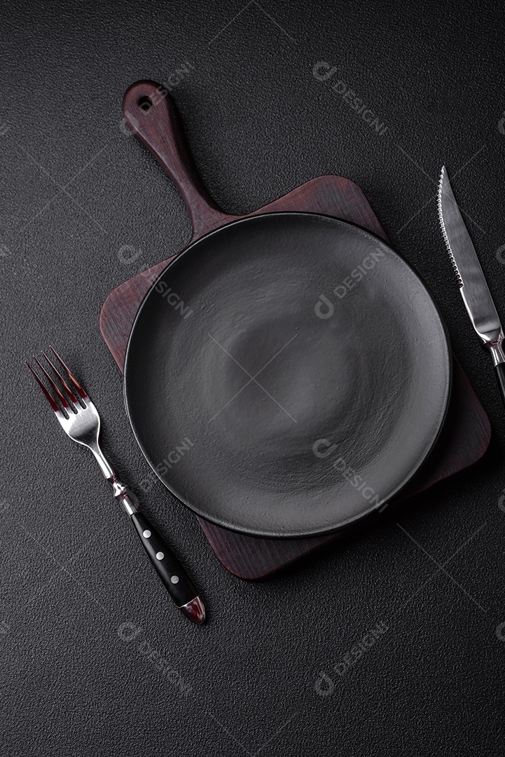 Placa preta vazia sobre fundo de pedra escura