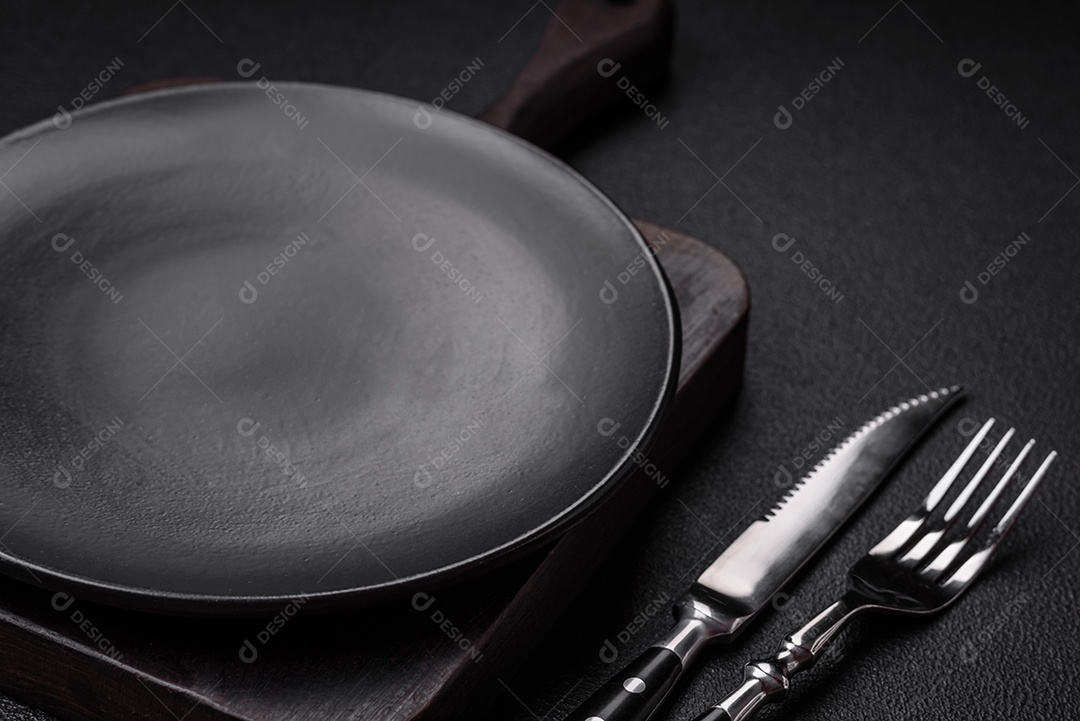 Placa preta vazia sobre fundo de pedra escura