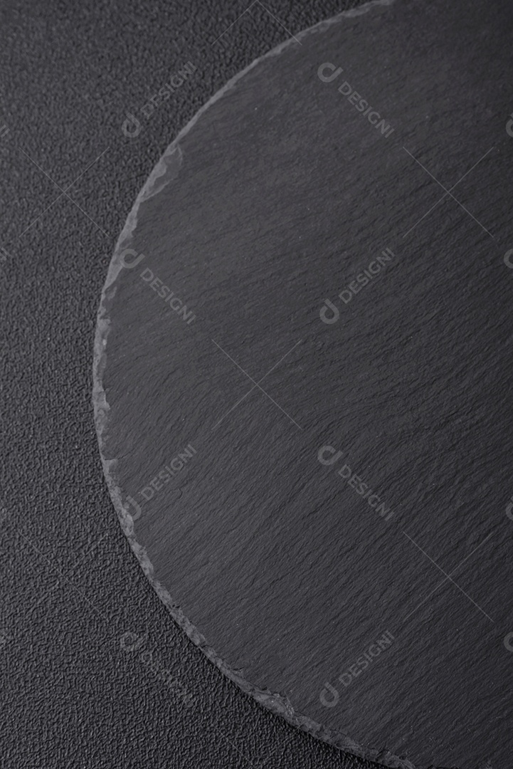 Placa preta vazia sobre fundo de pedra escura