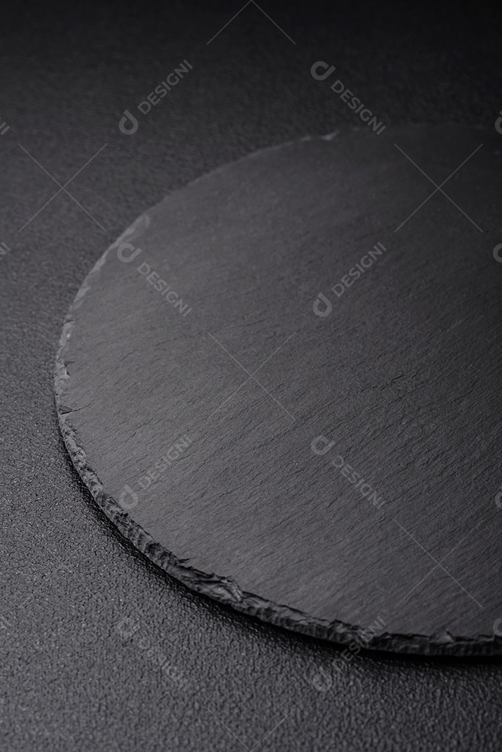 Placa preta vazia sobre fundo de pedra escura