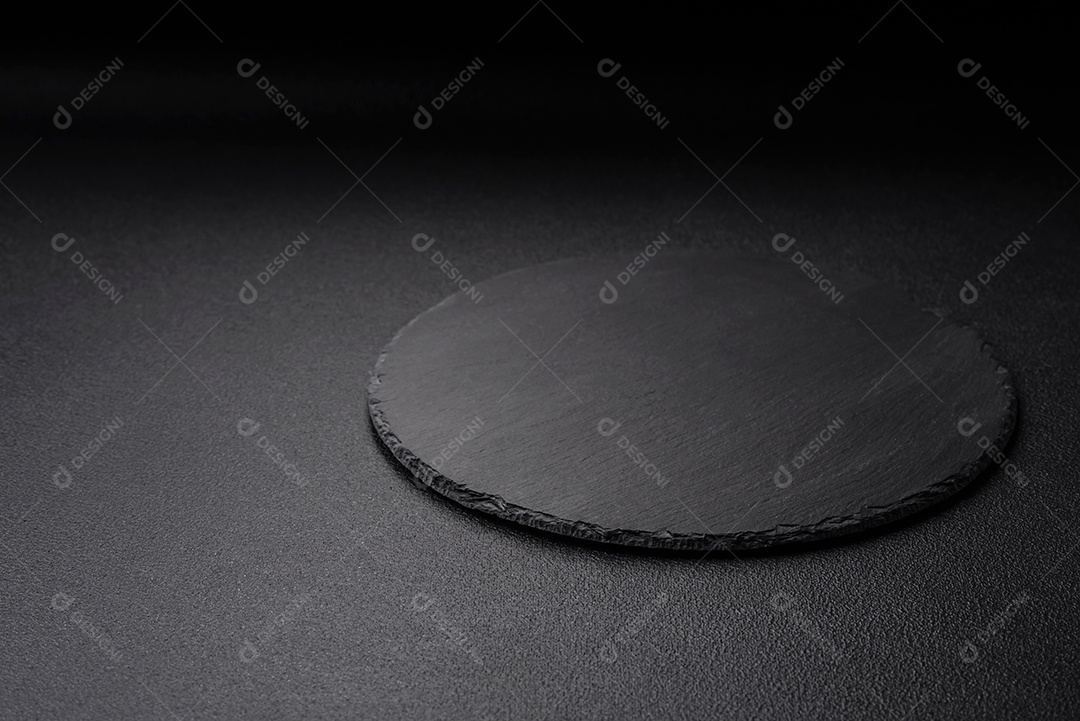 Placa preta vazia sobre fundo de pedra escura