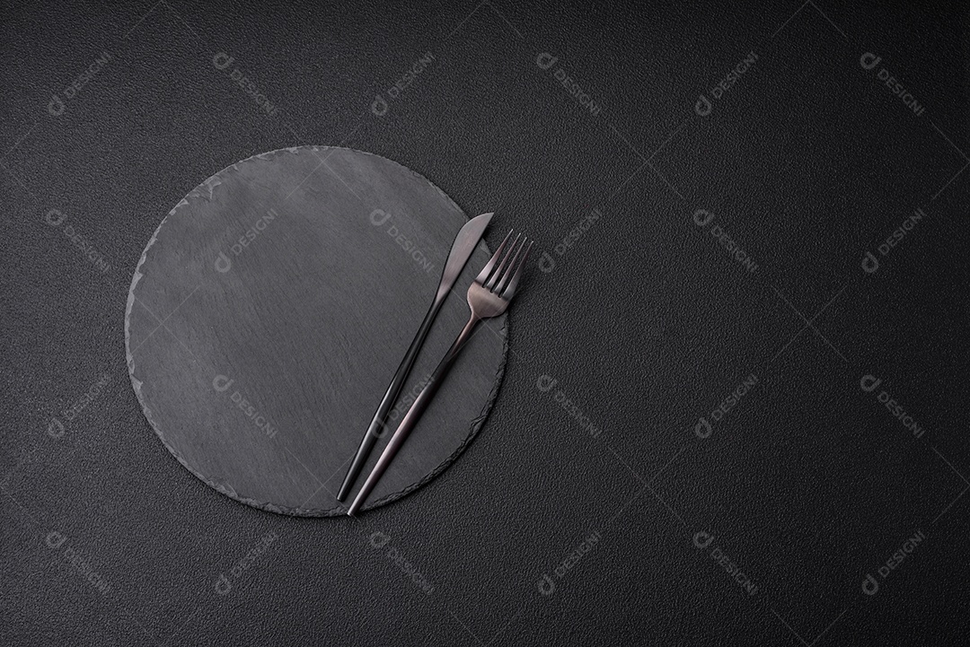 Placa preta vazia sobre fundo de pedra escura