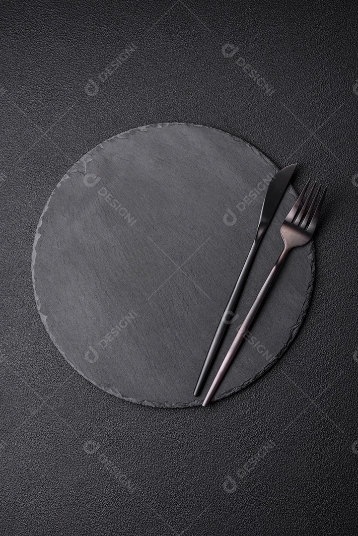 Placa preta vazia sobre fundo de pedra escura