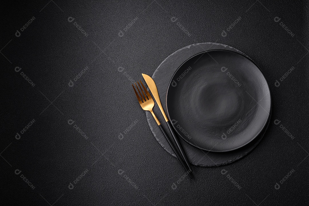 Placa preta vazia sobre fundo de pedra escura