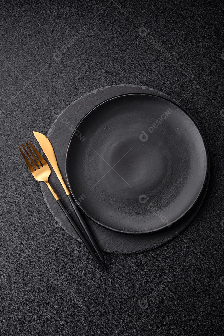 Placa preta vazia sobre fundo de pedra escura