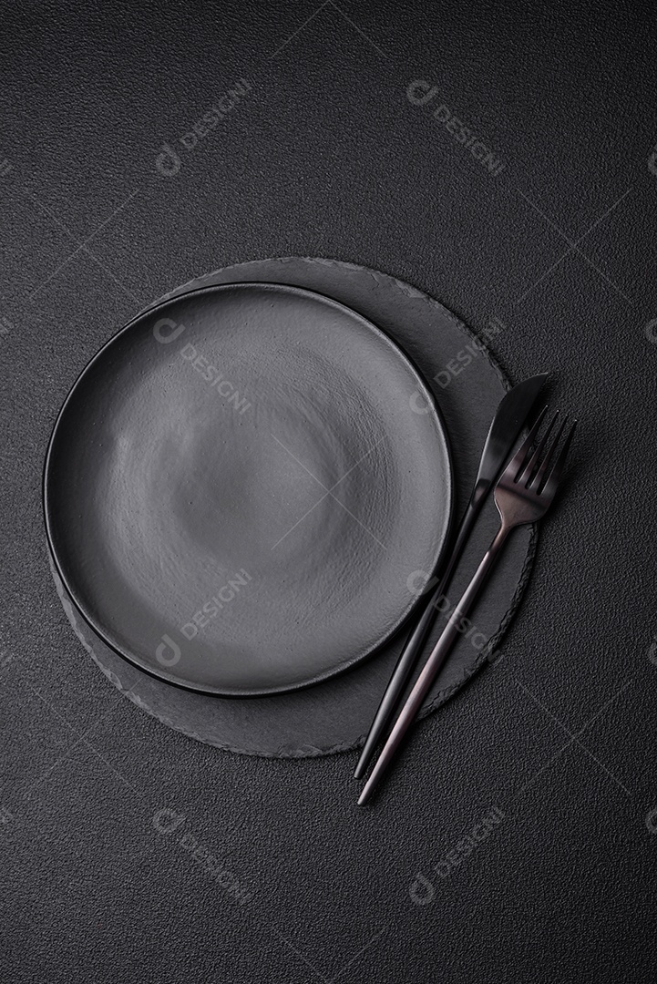 Placa preta vazia sobre fundo de pedra escura