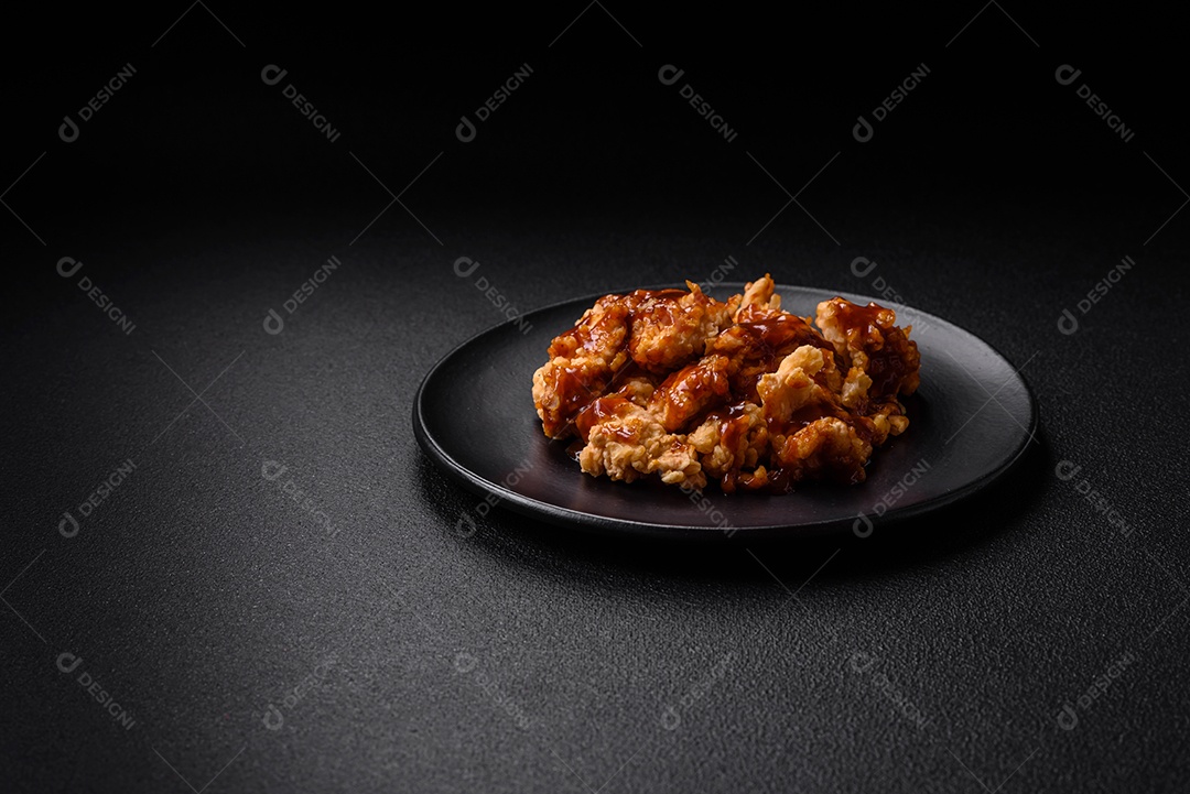 Delicioso frango fresco e suculento ou kebab de porco em espetos com sal e especiarias sobre um fundo escuro de concreto