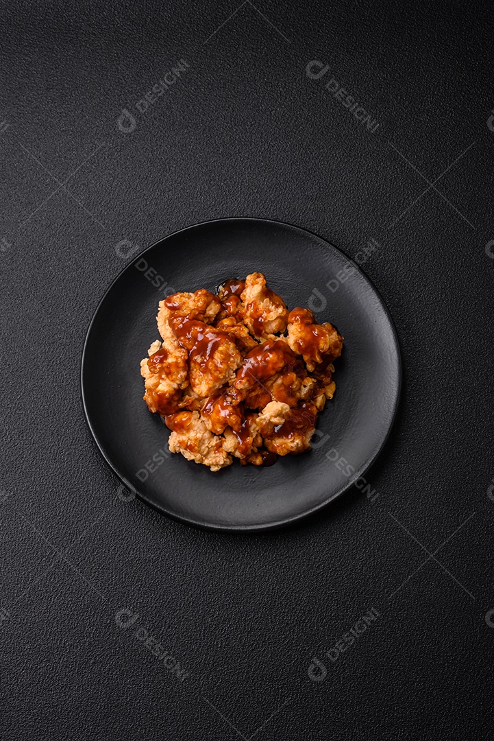 Delicioso frango fresco e suculento ou kebab de porco em espetos com sal e especiarias sobre um fundo escuro de concreto