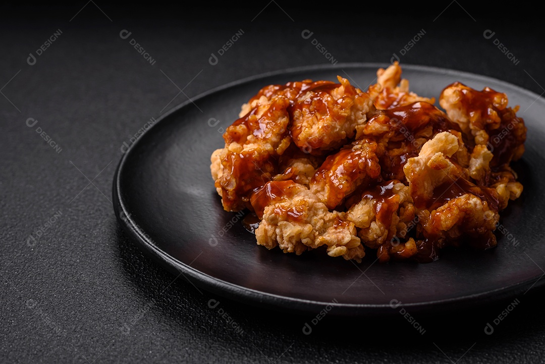 Delicioso frango fresco e suculento ou kebab de porco em espetos com sal e especiarias sobre um fundo escuro de concreto