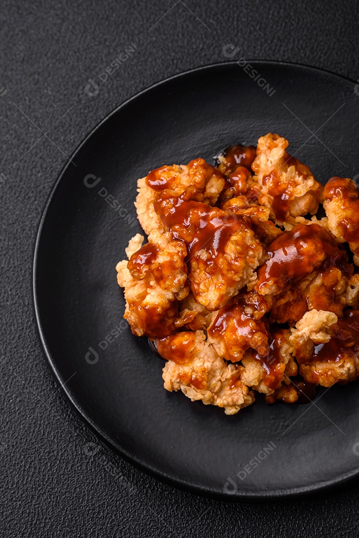 Delicioso frango fresco e suculento ou kebab de porco em espetos com sal e especiarias sobre um fundo escuro de concreto