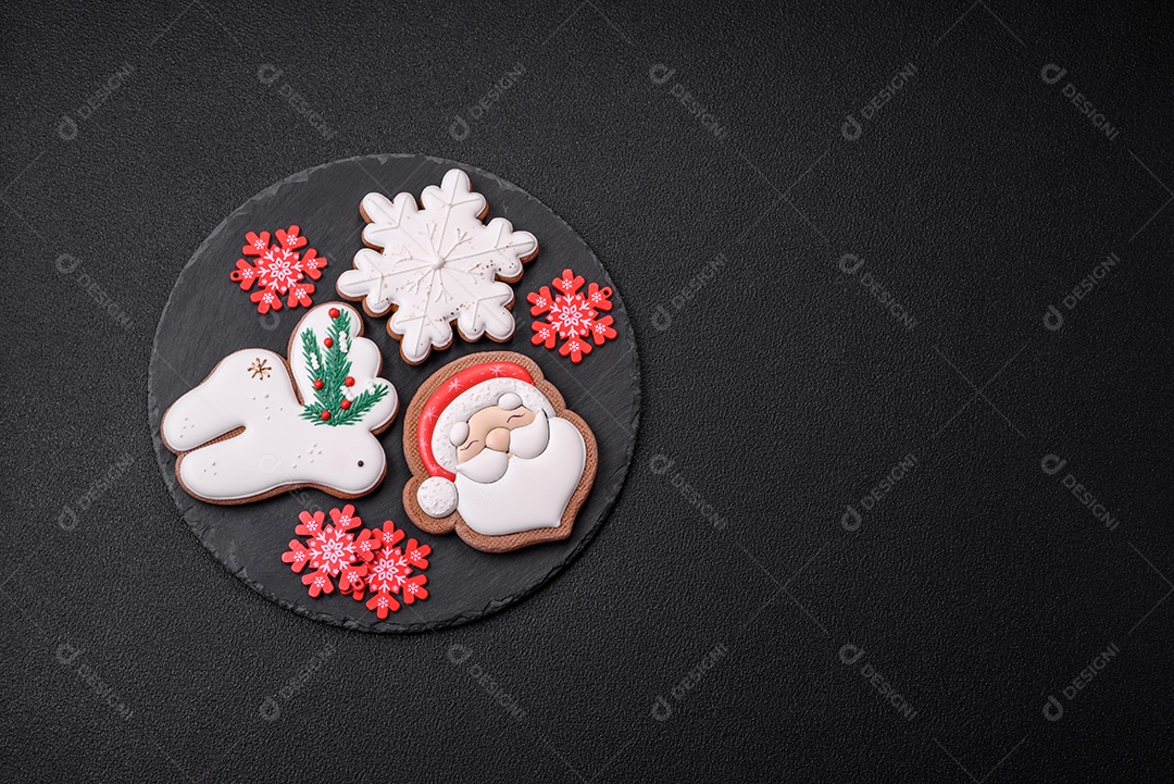 Pão de gengibre de Natal. Deliciosos biscoitos de gengibre com mel, gengibre e canela. Composição de inverno