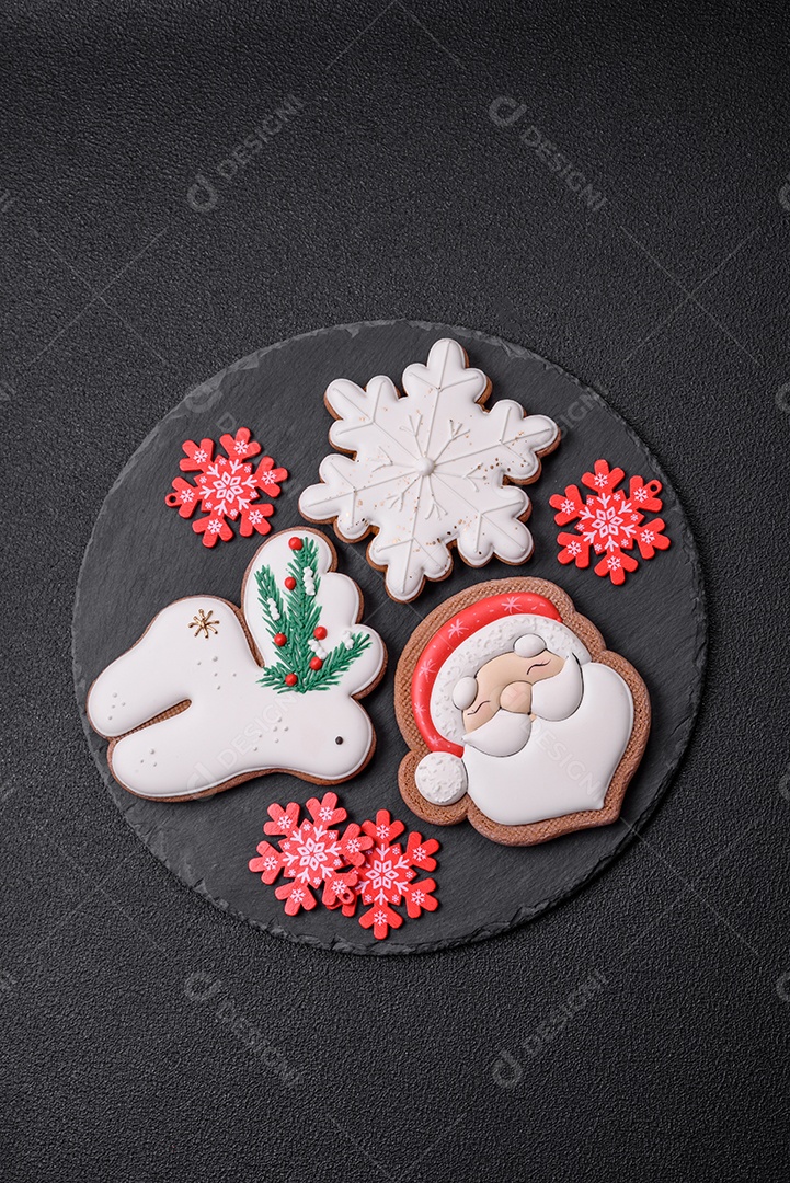 Pão de gengibre de Natal. Deliciosos biscoitos de gengibre com mel, gengibre e canela. Composição de inverno