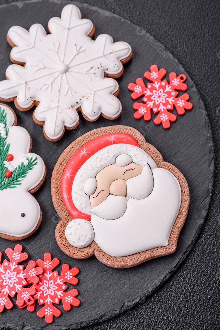 Pão de gengibre de Natal. Deliciosos biscoitos de gengibre com mel, gengibre e canela. Composição de inverno
