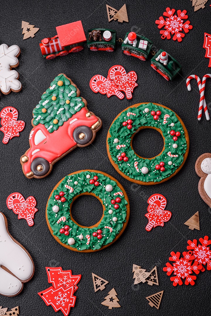 Pão de gengibre de Natal. Deliciosos biscoitos de gengibre com mel, gengibre e canela. Composição de inverno