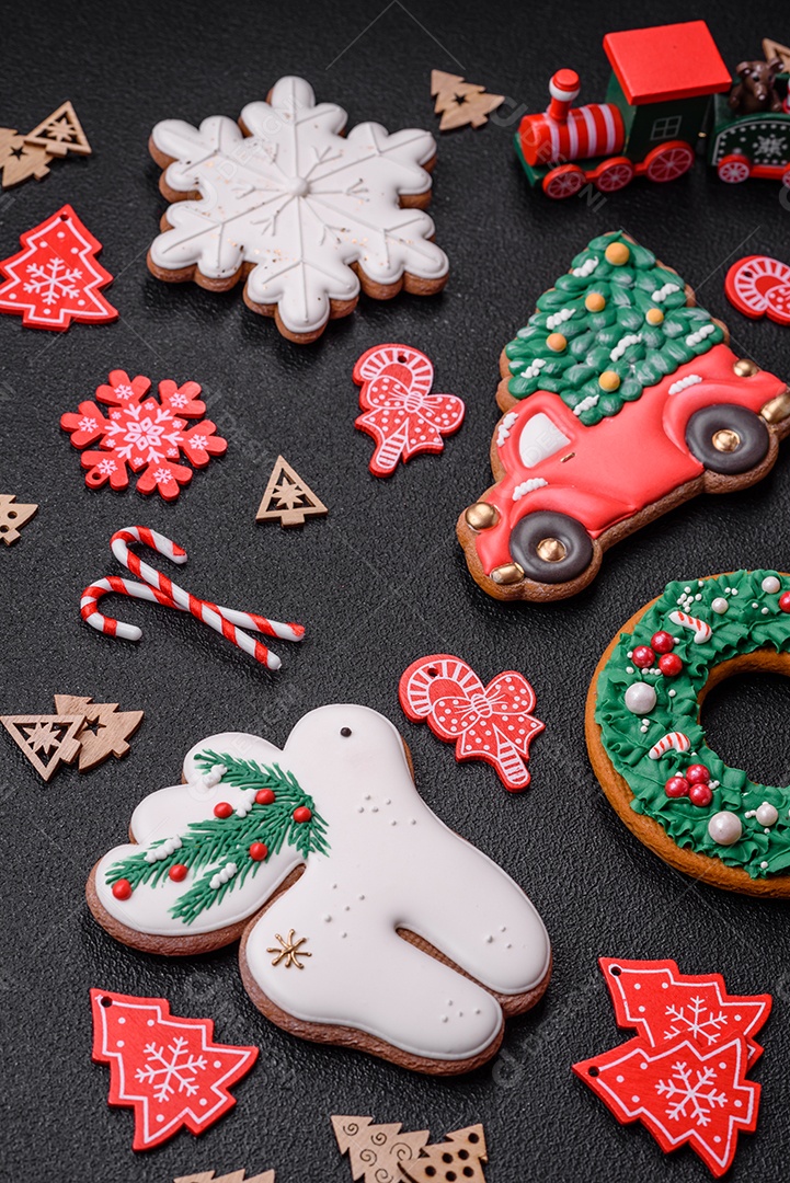 Pão de gengibre de Natal. Deliciosos biscoitos de gengibre com mel, gengibre e canela. Composição de inverno