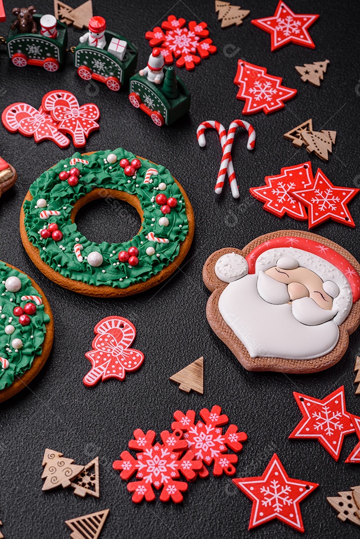 Pão de gengibre de Natal. Deliciosos biscoitos de gengibre com mel, gengibre e canela. Composição de inverno