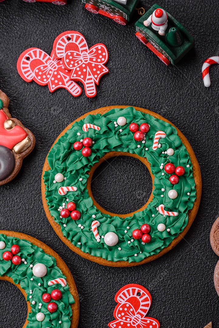 Pão de gengibre de Natal. Deliciosos biscoitos de gengibre com mel, gengibre e canela. Composição de inverno