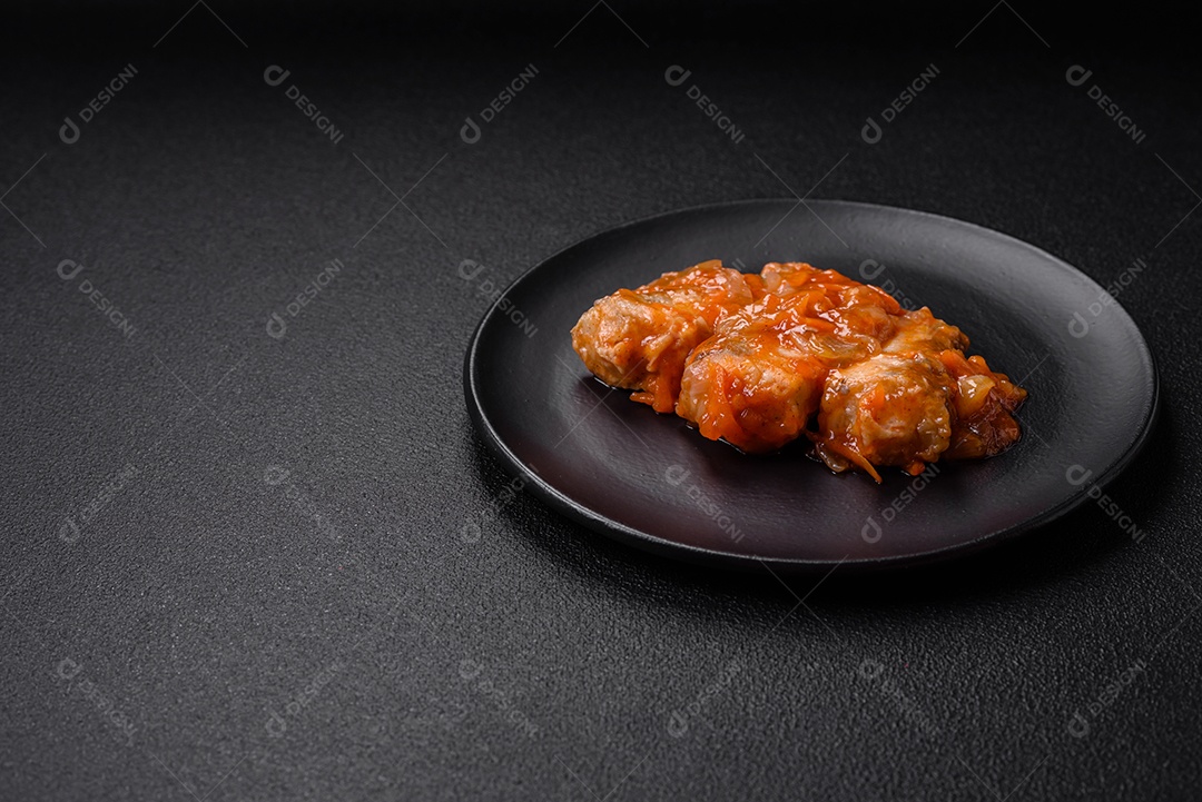 Deliciosas bolas de batata frita com mussarela à milanesa, sal, especiarias e ervas sobre um fundo escuro de concreto