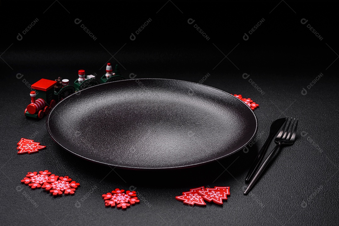Placa preta cerâmica vazia com elementos de decoração de Natal em fundo de concreto texturizado de férias
