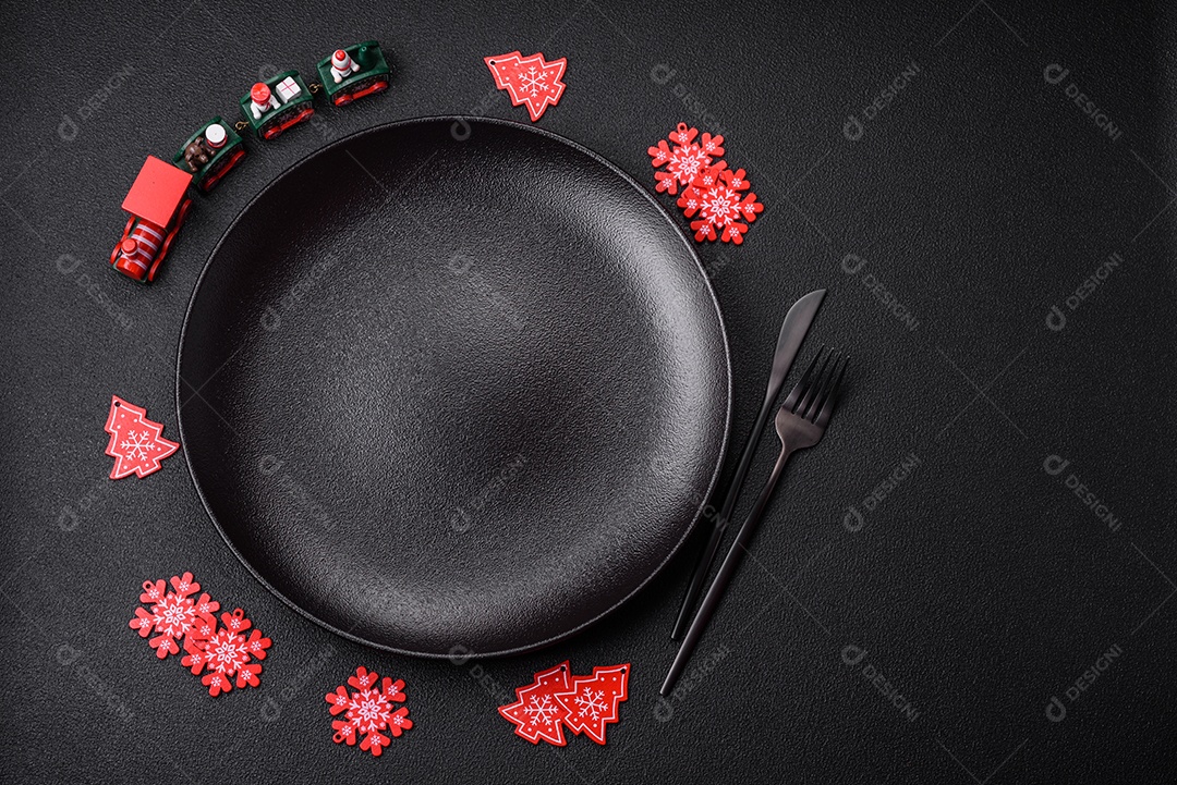 Placa preta cerâmica vazia com elementos de decoração de Natal em fundo de concreto texturizado de férias