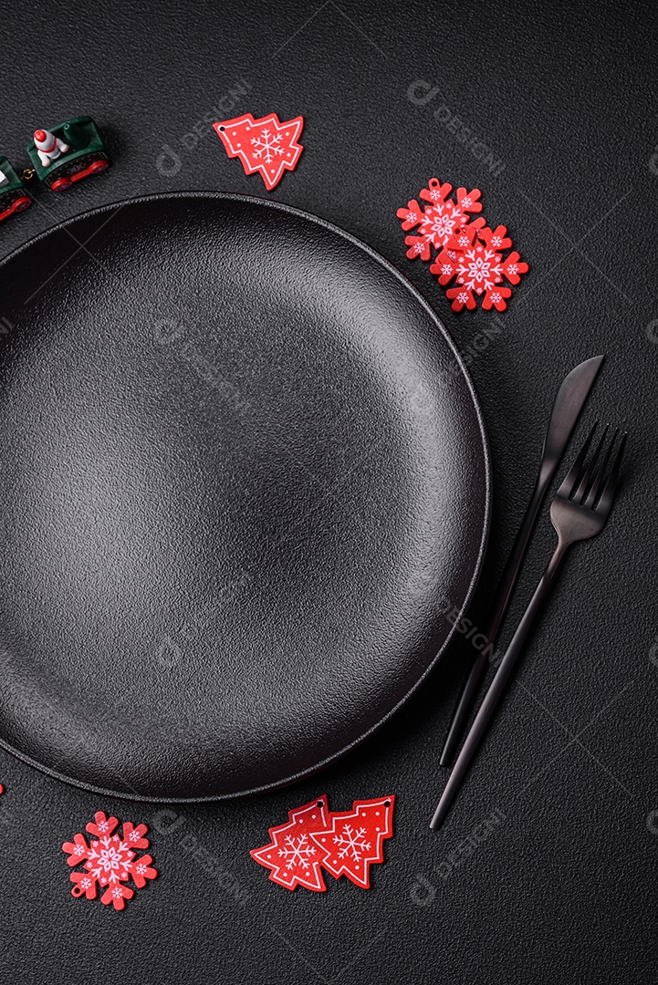 Placa preta cerâmica vazia com elementos de decoração de Natal em fundo de concreto texturizado de férias