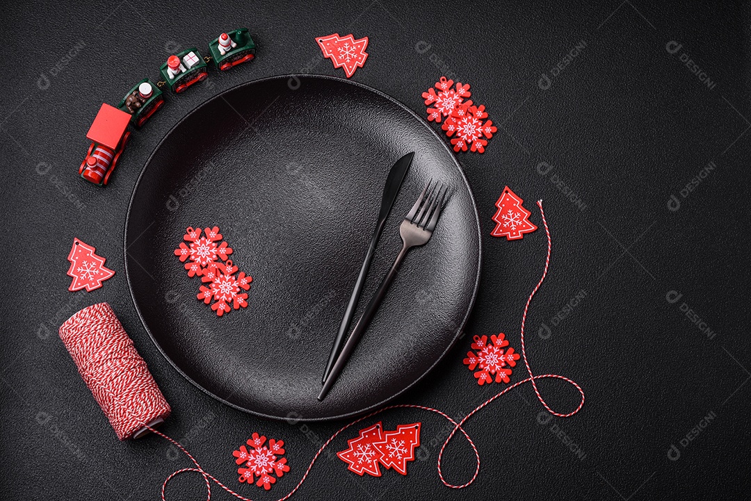 Placa preta cerâmica vazia com elementos de decoração de Natal em fundo de concreto texturizado de férias